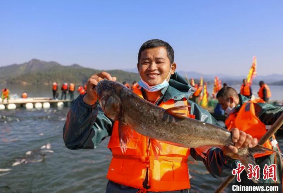 冬至に賑わい見せる冬の漁、漁村の多彩な「冬の天日干し」　江西省万安