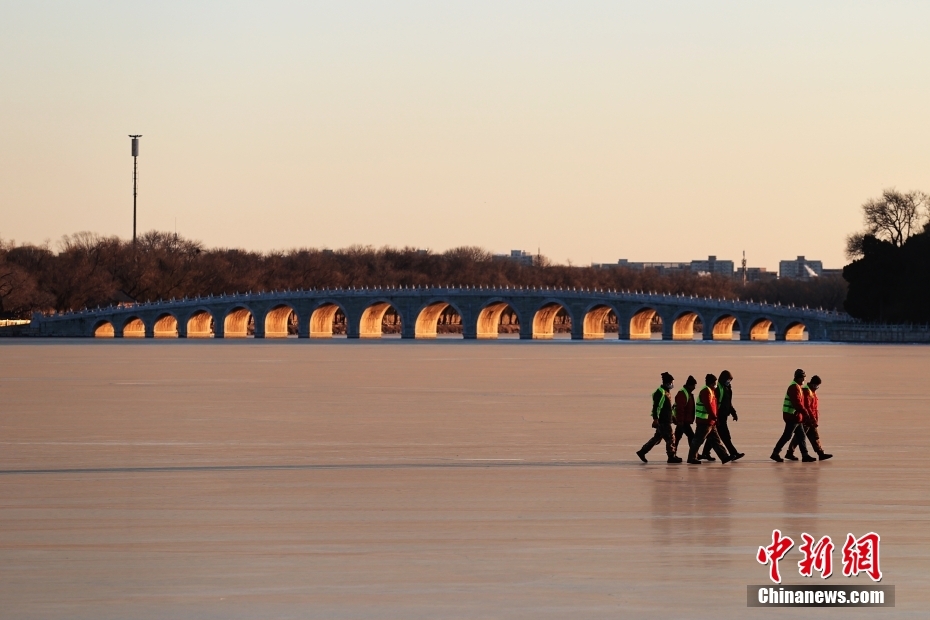 北京頤和園十七孔橋で迎える冬至の「金色に輝くトンネル」