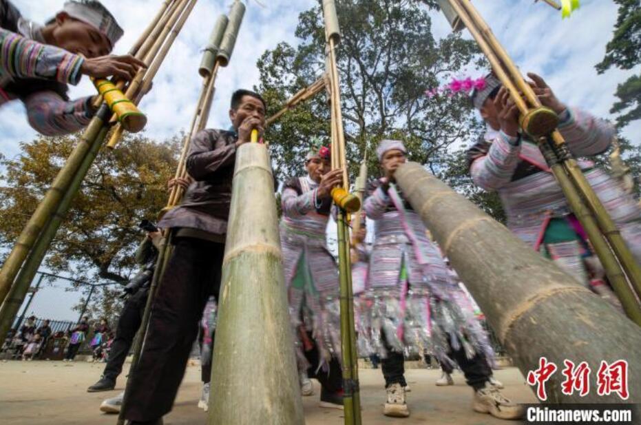 苗族の新年を盛装で迎える大歹苗寨の人々　貴州省従江