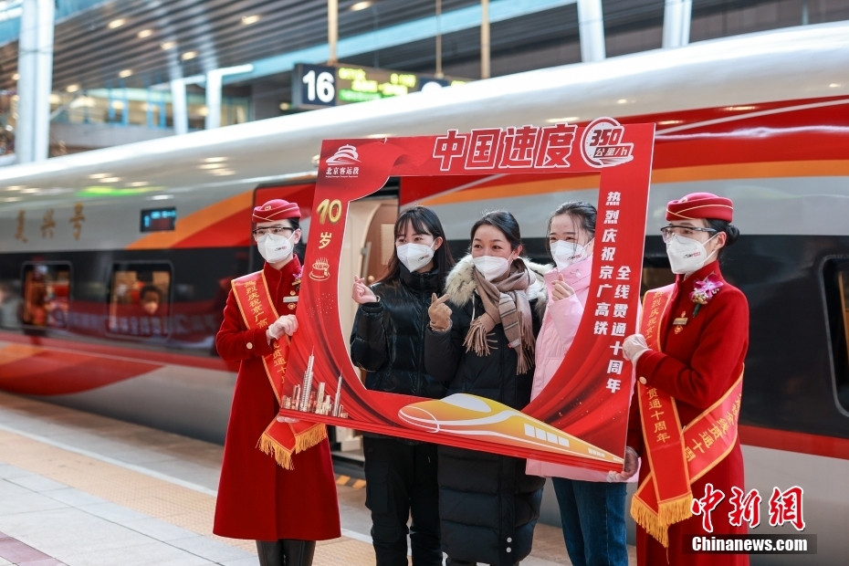 北京西駅のホームで、記念写真を撮影するG891号車の乗客（12月26日撮影・賈天勇）。