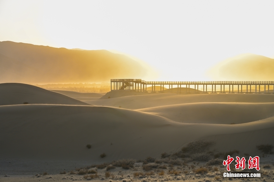 夕陽に照らされた扎囊国家砂漠公園（撮影・趙朗）。