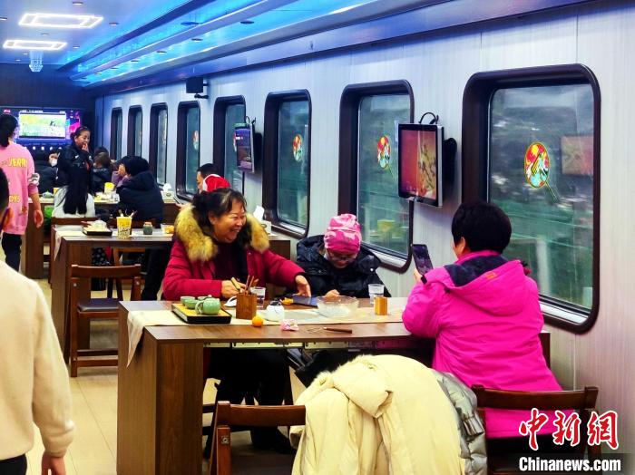 陝西省初の「氷雪旅行で年越しを迎える」特別観光列車が運行