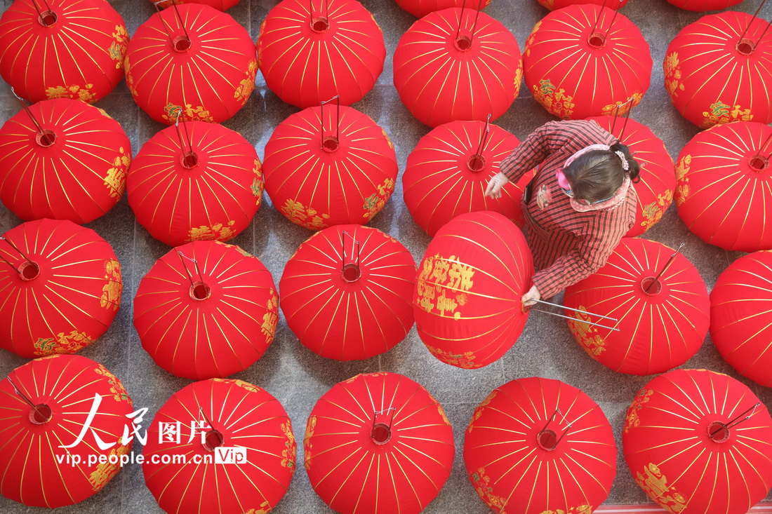 新年を前に赤い灯籠作りが最盛期に　河南省焦作
