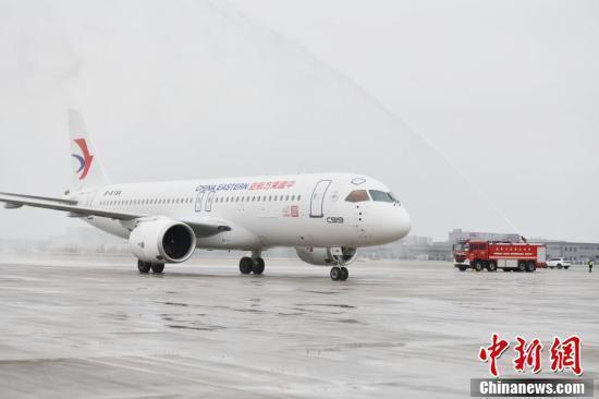 国産大型旅客機「C919」は成都天府国際空港に到着した後、ウォーター・サルートの儀礼で迎えられた。（撮影・張浪）