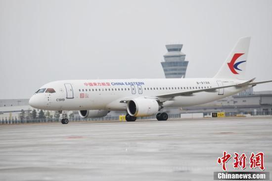 中国の国産大型旅客機「C919」が成都天府国際空港に到着