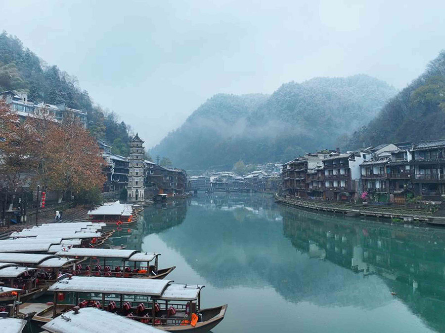 雪の降り積もる碧水と古城の美しさ味わい尽くす湖南省鳳凰