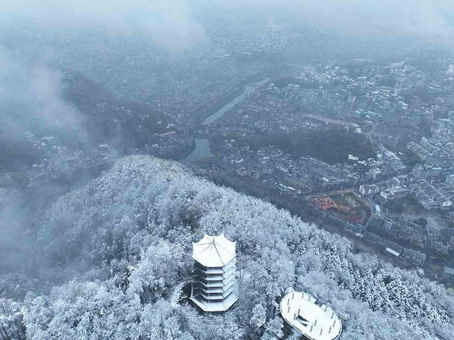 雪の降り積もる碧水と古城の美しさ味わい尽くす湖南省鳳凰