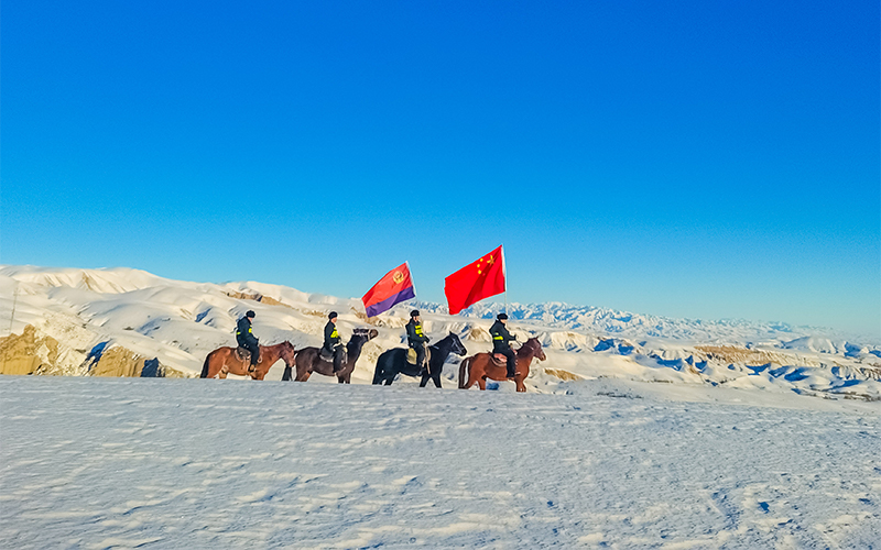 雪上パトロールで国境警備を万全に　新疆
