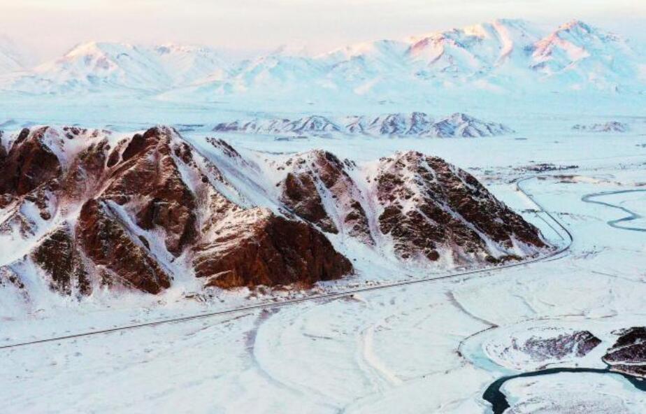 冬の巴音布魯克草原、一面の銀世界に　新疆