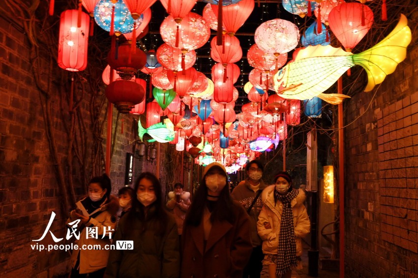 色とりどりの飾り提灯が新年を迎える　江蘇・南京