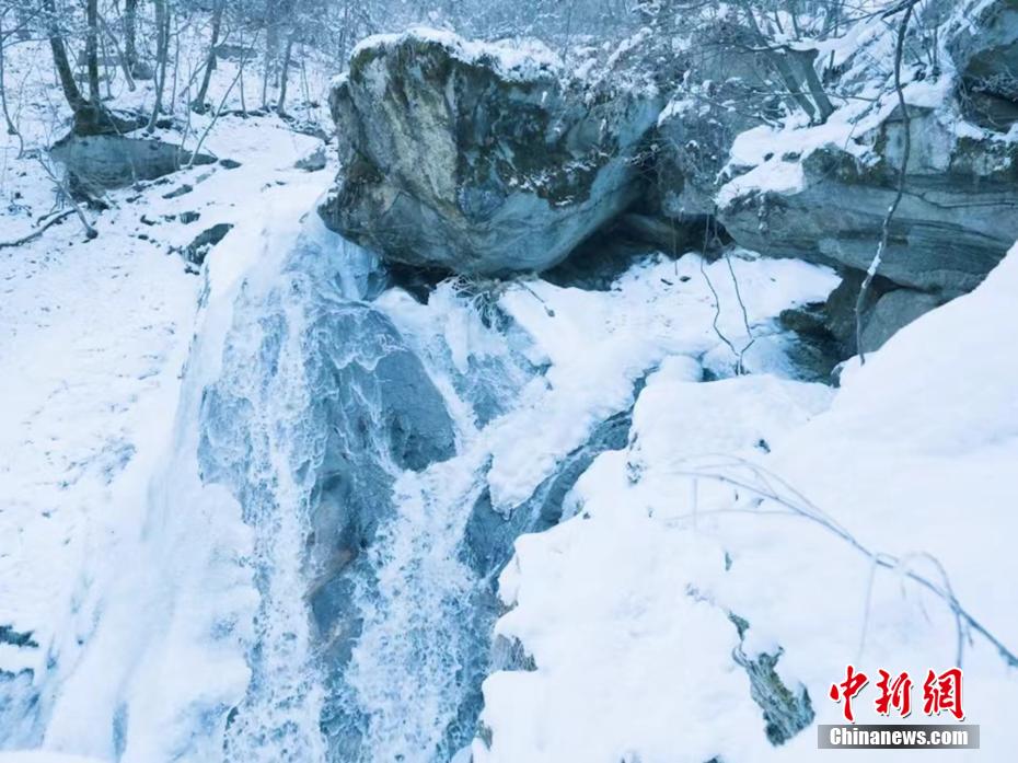 氷瀑と霧氷を同時に楽しめる秦嶺の美しい雪景色 陝西省