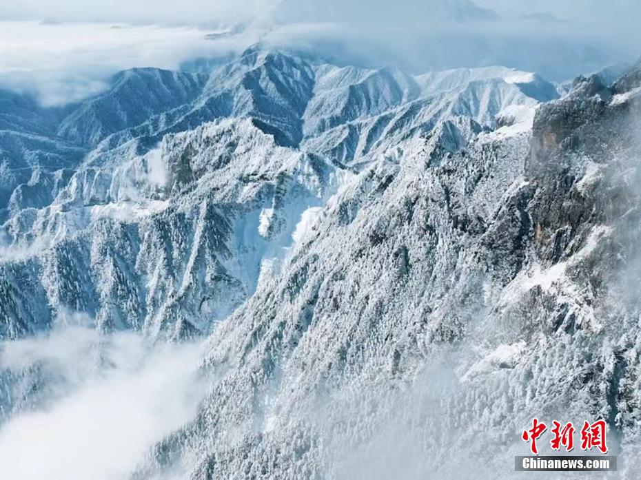 氷瀑と霧氷を同時に楽しめる秦嶺の美しい雪景色 陝西省