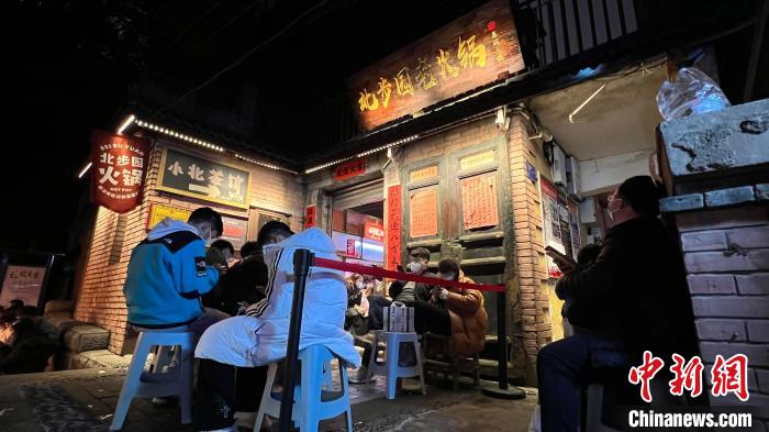 火鍋レストランに行列　活気を取り戻す重慶市