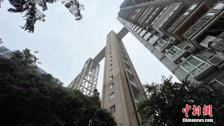 重慶市にある奉節一住宅ビルに設置されている「天空の通路」（撮影・肖江川）。