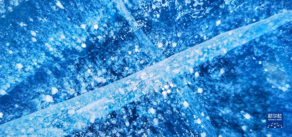 分厚い氷で覆われたどこまでも青く美しい崗布錯の湖面（1月1日、スマホによる撮影・沈虹氷）。
