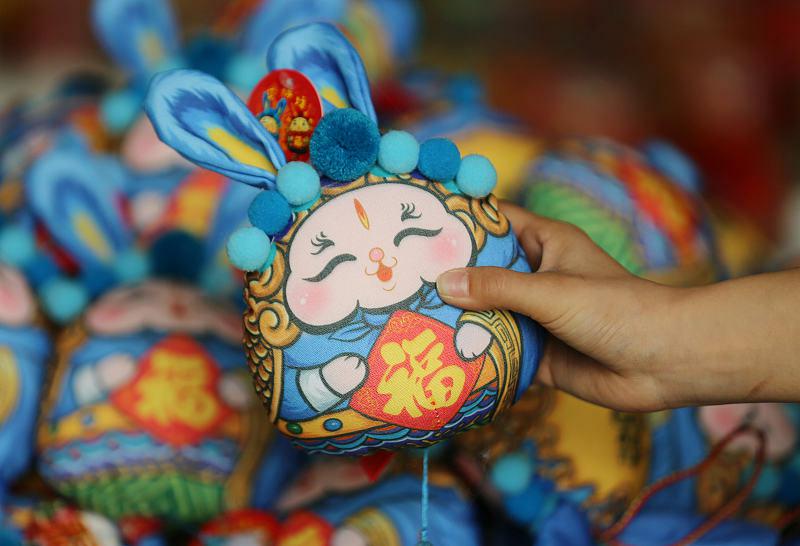 干支のウサギの玩具を急ピッチで生産する山東省沂南県のメーカー