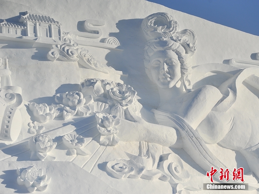 雪の彫刻テーマパークで冬を楽しむ　吉林省長春