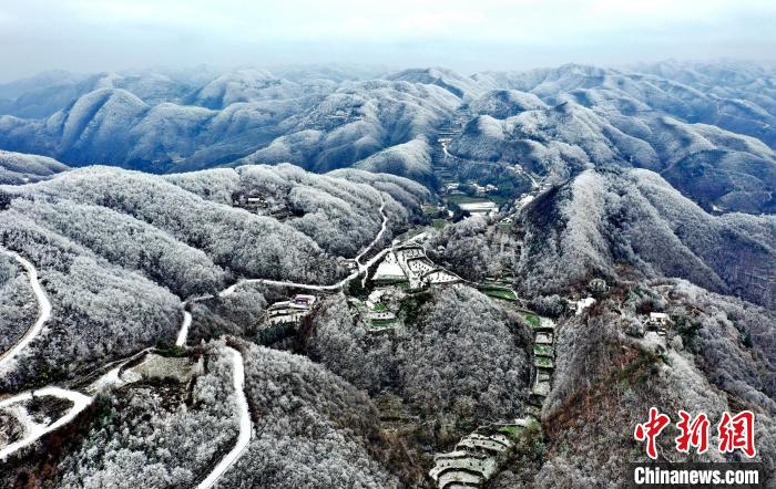 雪化粧を施された美しい農村　湖北省南漳