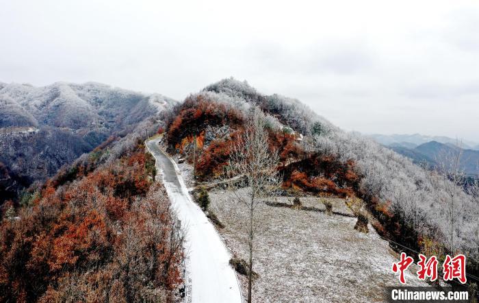 雪化粧を施された美しい農村　湖北省南漳