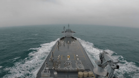 中国海軍の半潜水型艦「飲馬湖」の訓練画像が公開