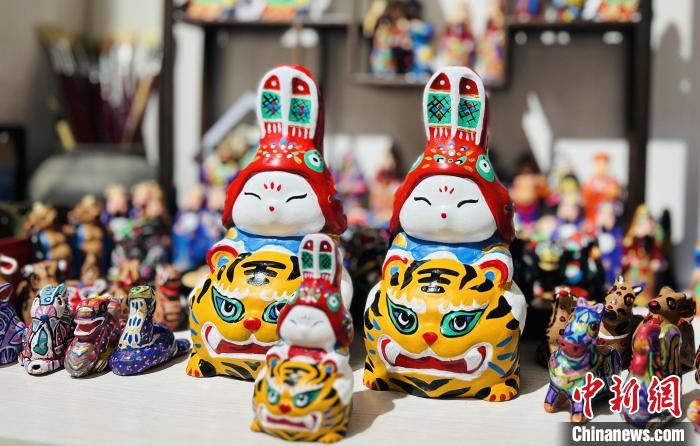 伝統工芸アーティストの楊帆さんが制作した兎年の粘人形作品（写真提供・取材対象者）。
