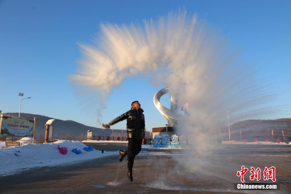 「中国で最も寒い町」で氷結パフォーマンス　黒竜江省大興安嶺