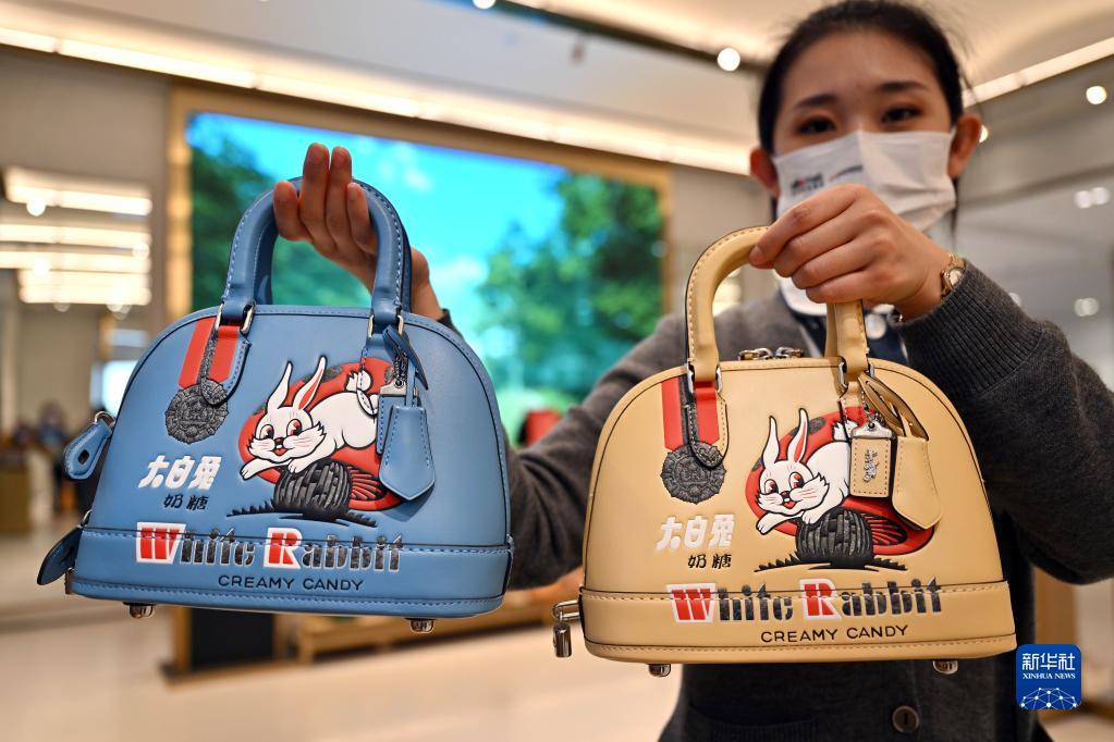 海口国際免税城で販売されている「兎年」をテーマに老舗ミルクキャラメルブランドとコラボしたハンドバッグ（1月8日撮影・郭程）。