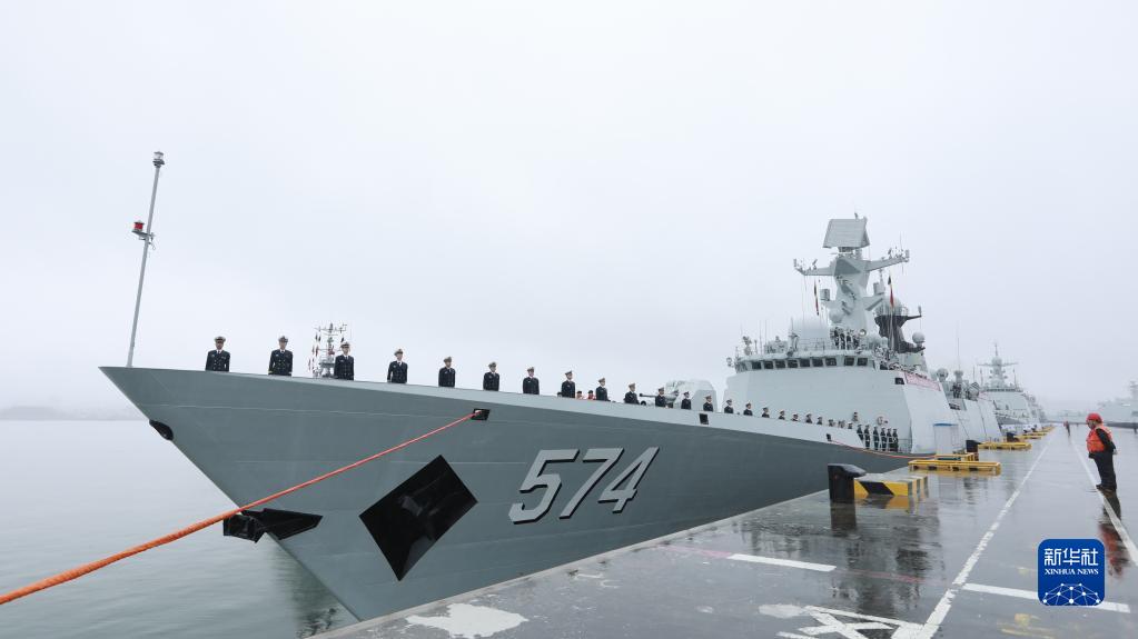 10日に広東省湛江市の某軍港から出航した中国海軍第43次護衛艦隊（撮影・張懋瑄）