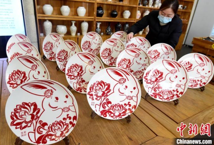 峰峰鉱区のある陶磁器企業が生産した兎年をテーマにした皿（撮影・郝群英）。