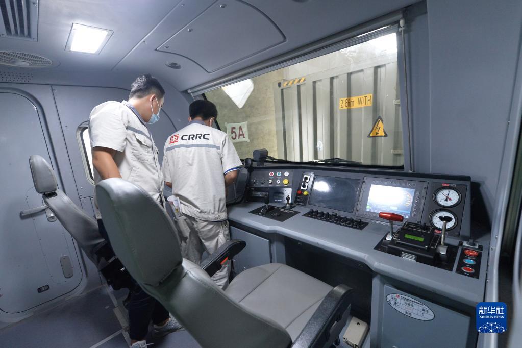 1月11日にタイ・バンコクで撮影された中車大連機車車両有限公司製造の蓄電池電車の運転室内の様子。