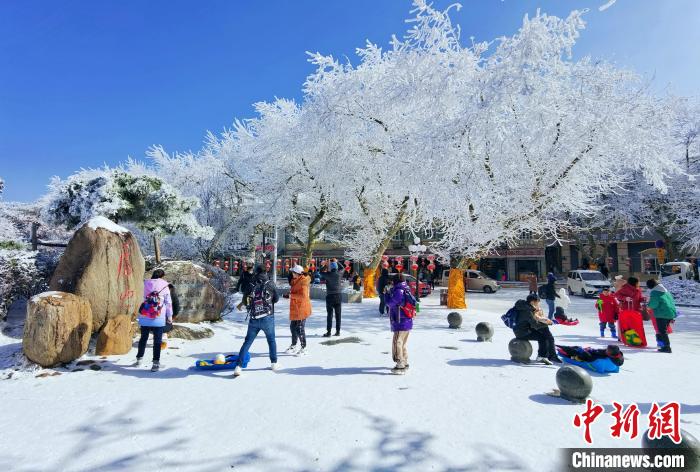 2023年の初雪が観測された江西省廬山　観光客を魅了