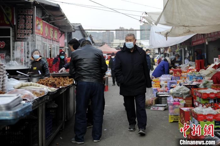 春節を控え、年越し用品の購入に忙しい市民　陝西省延安