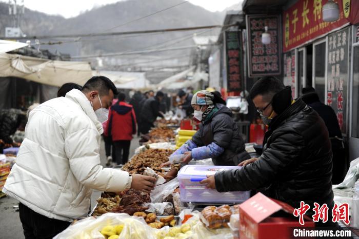 春節を控え、年越し用品の購入に忙しい市民　陝西省延安