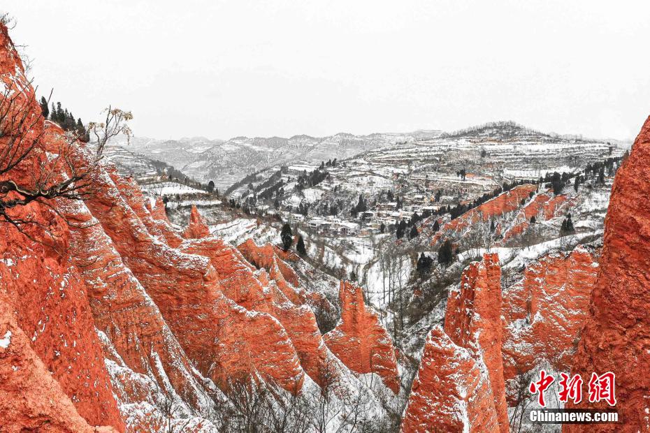 赤色の大地に映える白い雪　河南西部の山岳エリア
