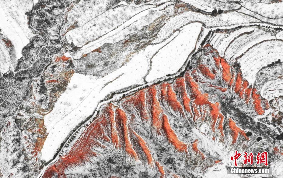 赤色の大地に映える白い雪　河南西部の山岳エリア