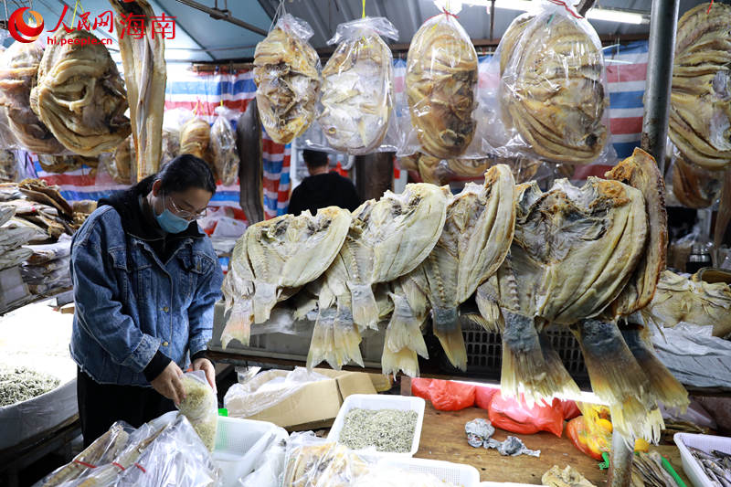 春節を控え、魚介類を買い求める海口の市民たち　海南省