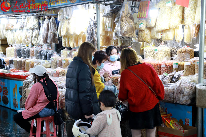 春節を控え、魚介類を買い求める海口の市民たち　海南省
