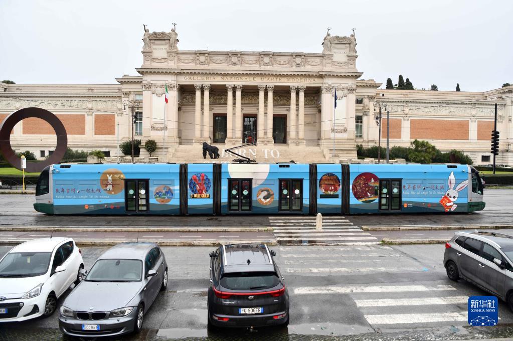 ローマの国立近代美術館の前を走る兎年をテーマにしたトラム（1月17日撮影・金馬夢妮）。