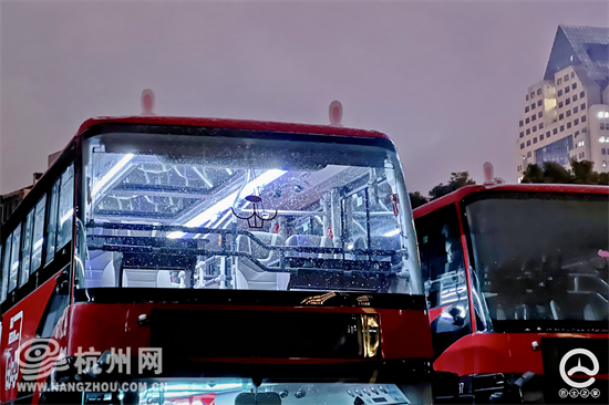杭州にウサギの耳としっぽが付いた二階建てバスが登場　浙江省