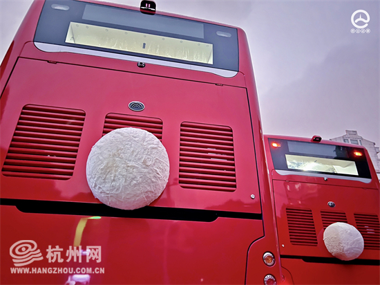 杭州にウサギの耳としっぽが付いた二階建てバスが登場　浙江省