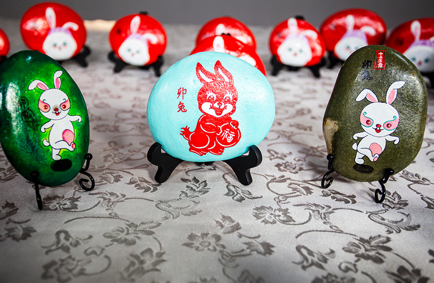 兎年に彩を添えるウサギを描いたストーンアート　河北省