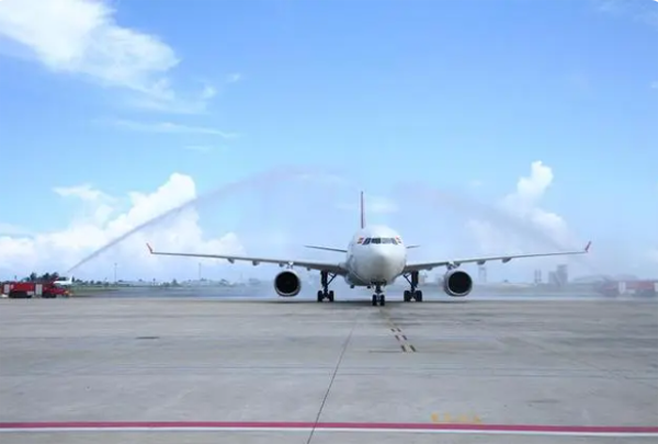モルディブヴェラナ国際空港でウォーター・サルートで迎えられる中国首都航空JD455便（1月18日撮影・車宏亮）。