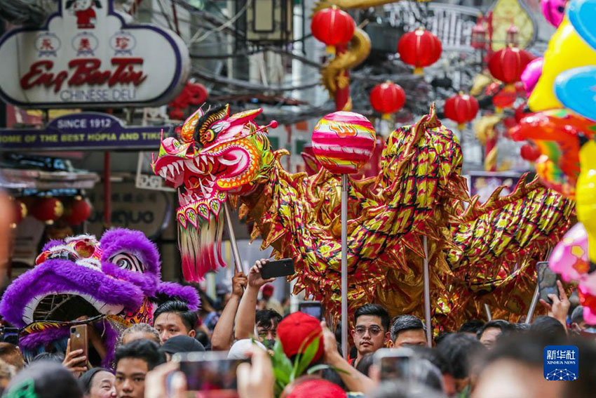 フィリピン・マニラのチャイナタウンで獅子舞と龍舞を披露