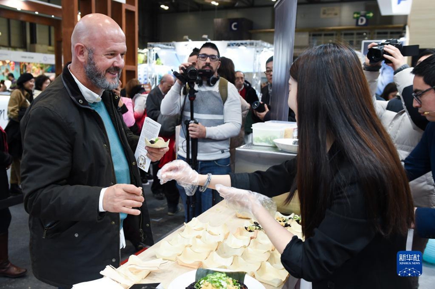 1月18日、スペイン・マドリードで開催された国際観光見本市「FITUR2023」の中国ブースで「中華グルメフェスティバル」の試食イベントの現場。