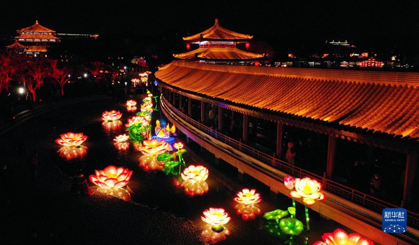 古都・長安の夜空に輝く花提灯　陝西省西安の大唐芙蓉園