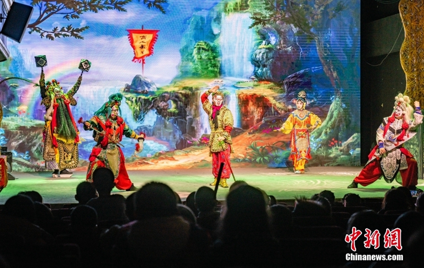 春節連休の子どもたち　劇場で中国文化の粋・京劇を間近に体験