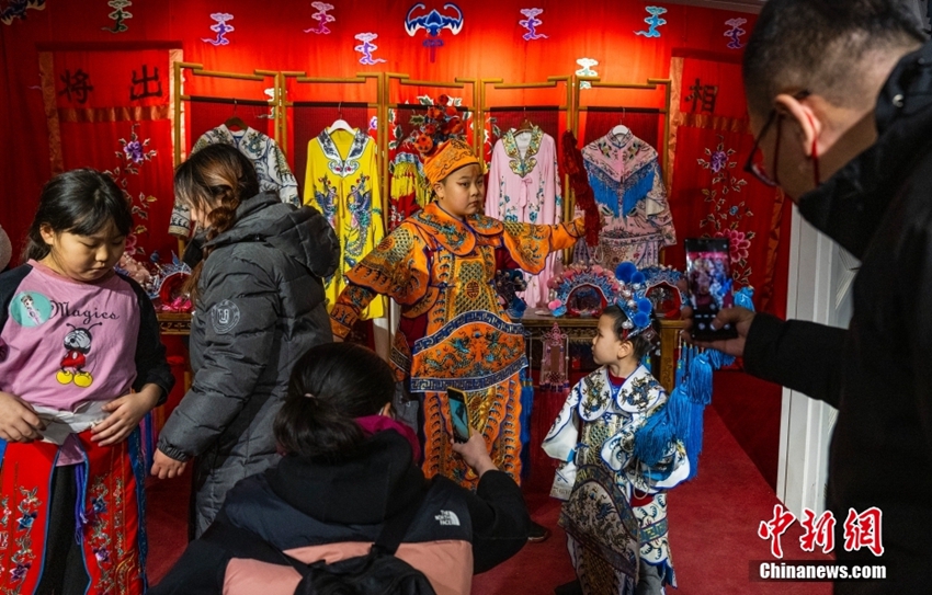春節連休の子どもたち　劇場で中国文化の粋・京劇を間近に体験