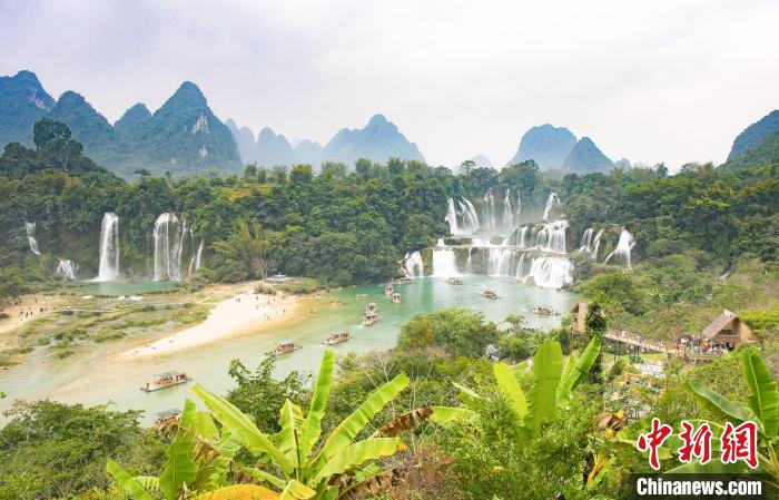 中国側の徳天瀑布と隣り合っているベトナム側のバンゾック滝（撮影・楊虎旺）。