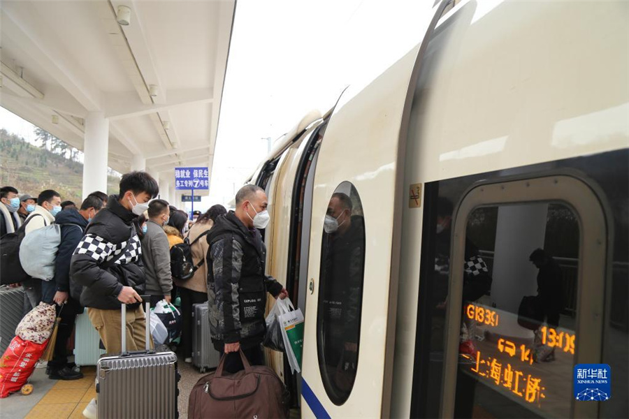 出稼ぎ先に戻る人は無料で乗車可　貴州省発の特別高速列車が初運行