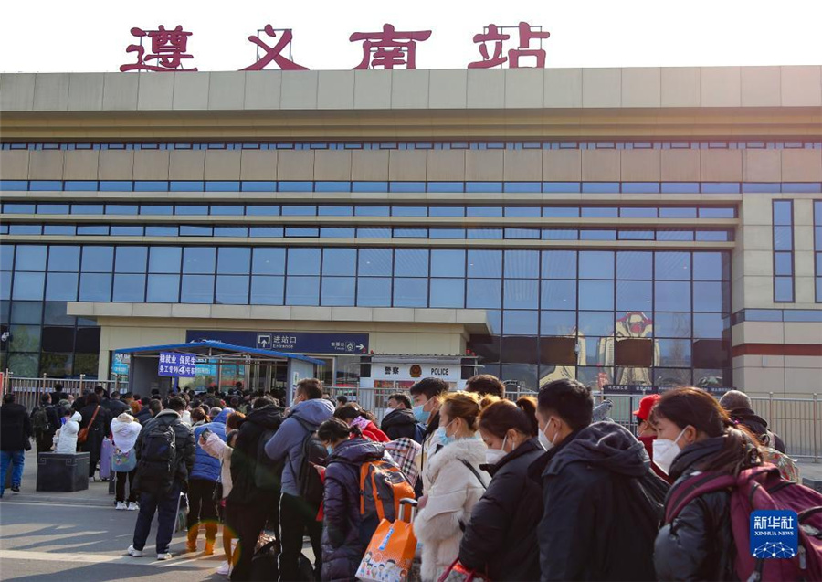 1月27日、列に並んで駅構内に進む出稼ぎ労働者たち（撮影・劉続）。